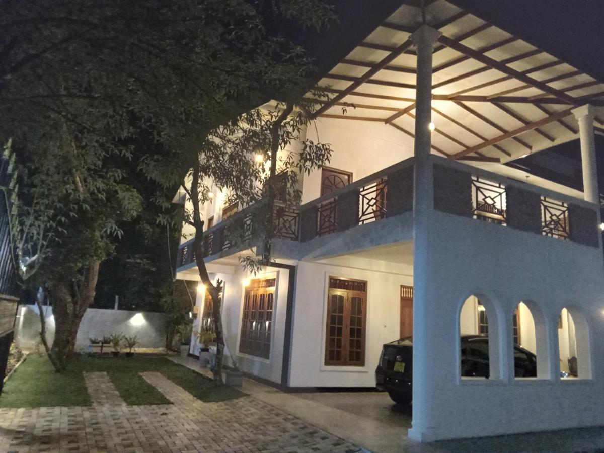 Sky Bloom Bed & Breakfast Homagama ภายนอก รูปภาพ