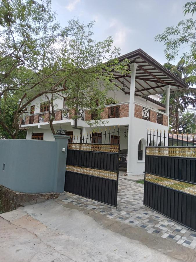 Sky Bloom Bed & Breakfast Homagama ภายนอก รูปภาพ