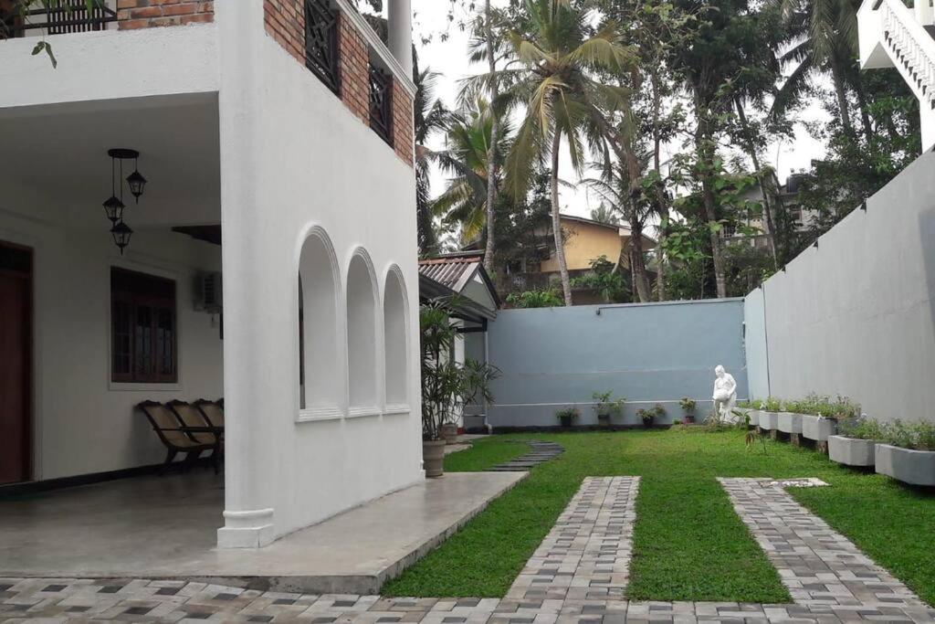 Sky Bloom Bed & Breakfast Homagama ภายนอก รูปภาพ