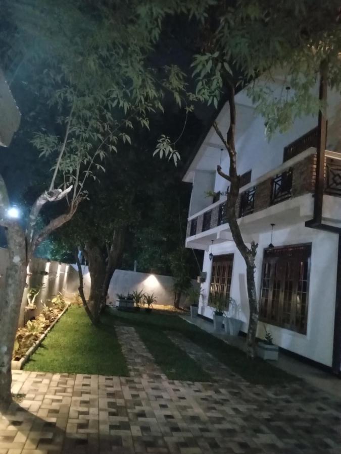 Sky Bloom Bed & Breakfast Homagama ภายนอก รูปภาพ