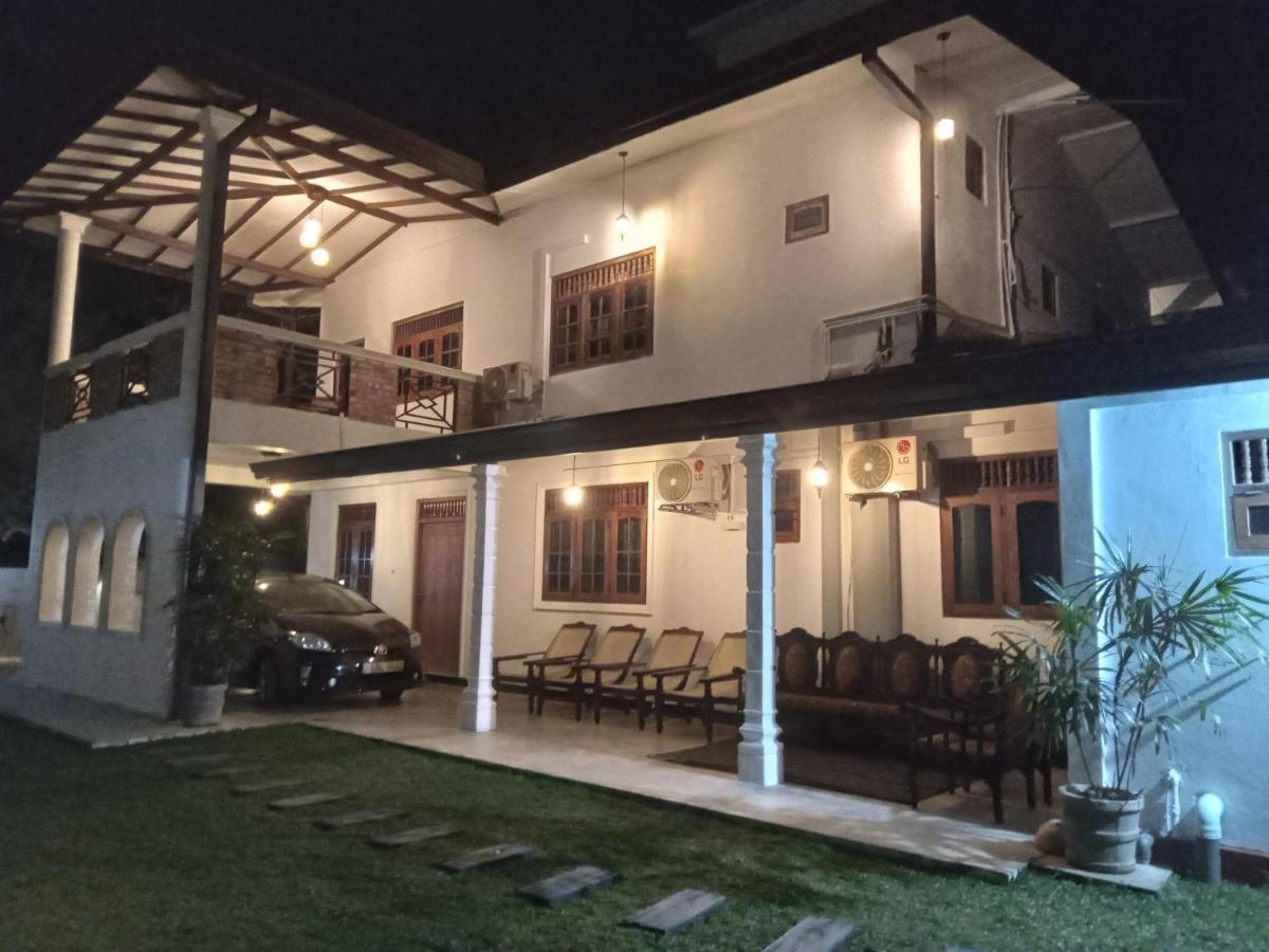 Sky Bloom Bed & Breakfast Homagama ภายนอก รูปภาพ